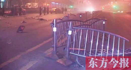 車禍現(xiàn)場(chǎng)一片狼藉 車禍現(xiàn)場(chǎng)一片狼藉