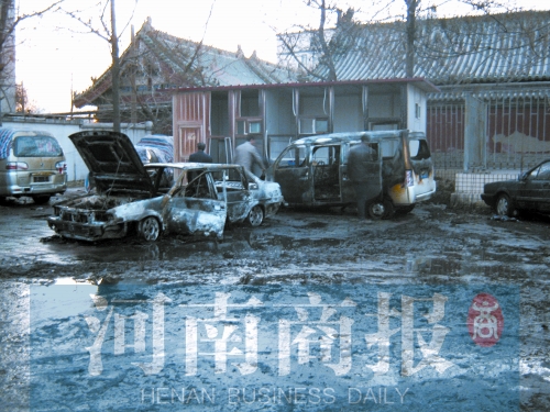 現(xiàn)場，兩輛車被燒得只剩骨架