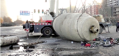 　　水泥罐車被撞得車、罐分離