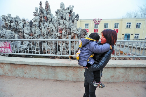 經(jīng)歷了之前的兇險，窩在媽媽懷中的亮亮看到水池，仍感到有些害怕。