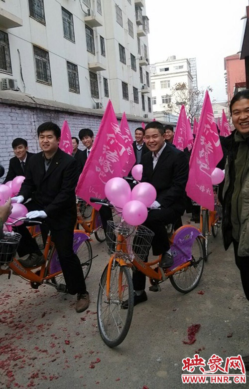 自行車(chē)隊(duì)迎親