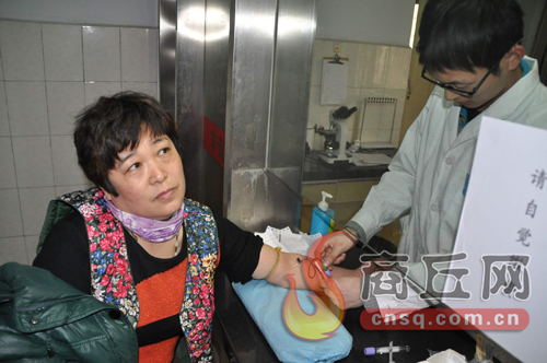 劉艷平的血樣和浙江省一位患者成功配型，1月15日下午3點，醫(yī)護人員正在為劉艷平再次抽取血樣