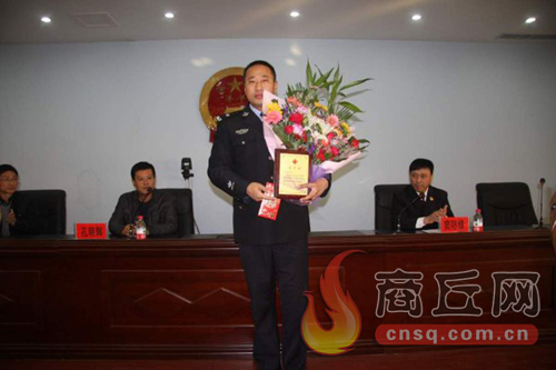 高兵雷是睢陽區(qū)檢察院一位檢察干警，在去鄭州捐獻造血干細胞時，他所在的單位為他組織了熱烈的歡送儀式