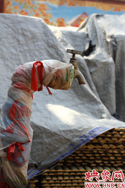 一名居民對記者說，“你擰擰水管看，俺不騙你，沒水吧？”