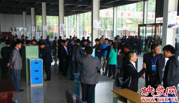 　與會(huì)人員參觀伊濱區(qū)相關(guān)產(chǎn)區(qū)