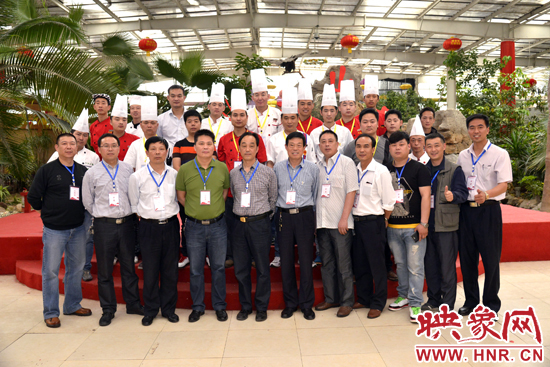 選手、工作人員和評(píng)委親密合影