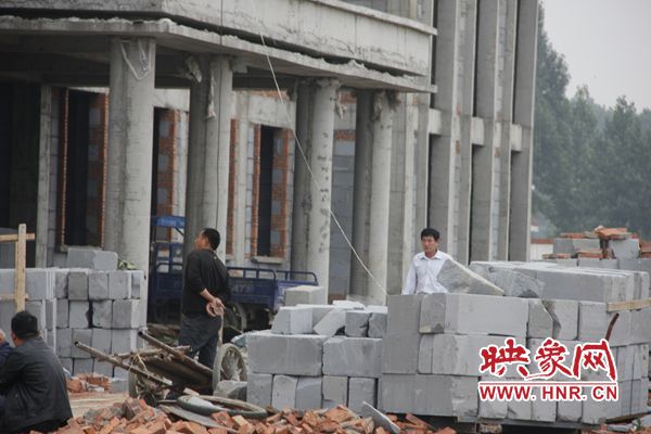 羊冊鎮(zhèn)黨委書記關(guān)居義在工地右一