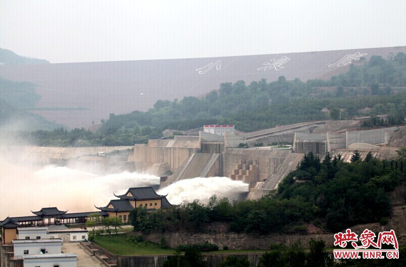 小浪底大壩開閘泄洪場景 小浪底大壩開閘泄洪場景