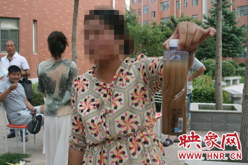 業(yè)主張女士向記者出示了一瓶從水管里接來的水。