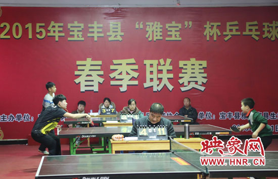 2月22日，河南省寶豐縣兩名乒乓球參賽選手在比賽中激烈角逐。