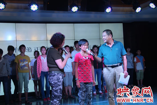 為26位貧困兒童募集94685.99元和價(jià)值近五萬(wàn)元的書(shū)籍、衣物等物資