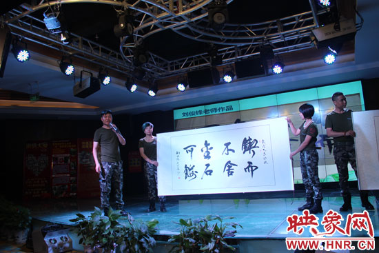 點(diǎn)亮希望慈善公益晚會(huì)義賣(mài)現(xiàn)場(chǎng)