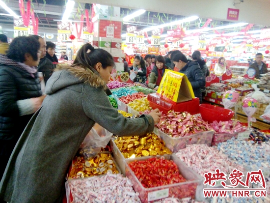 市民在挑選糖果