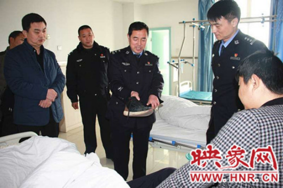 看望慰問(wèn)執(zhí)勤中受傷的交警一中隊(duì)協(xié)警黃龍江