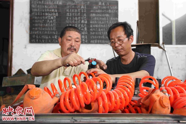 劉金玉在指導(dǎo)工友修理壓風(fēng)自救器