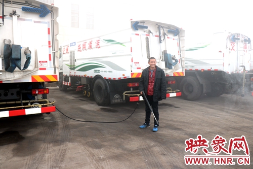 貨車突起火 80后清潔車司機路遇舉水槍急救援 貨車突起火 80后清潔車司機路遇舉水槍急救援