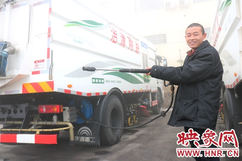 貨車突起火 80后清潔車司機路遇舉水槍急救援 貨車突起火 80后清潔車司機路遇舉水槍急救援