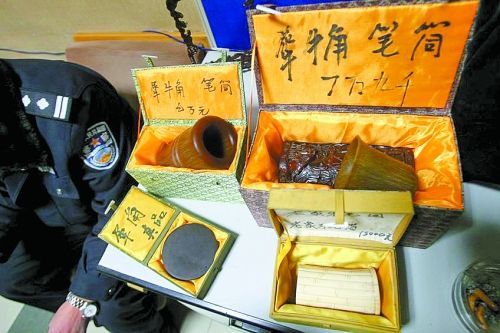 這些商品被暫扣，并根據(jù)鑒定情況對(duì)販賣者依法處罰。 記者 閆化莊 攝