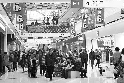  近年來，在商場“過年”成了很多市民的選擇。