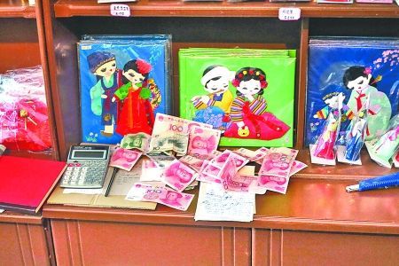 2012年6月21日，在朝鮮羅先特別市的一家商店里，柜臺(tái)上散落著一些人民幣。在朝鮮，人民幣比本國(guó)的貨幣更受歡迎。 CFP供圖