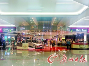 　迪拜機(jī)場(chǎng)的免稅店是不少人的血拼地。