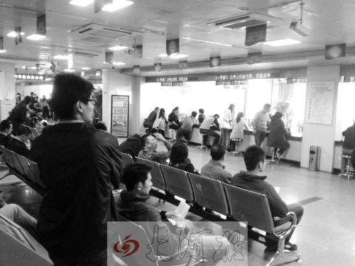 鄭州住房公積金管理中心辦事大廳，坐滿辦理業(yè)務(wù)的市民。