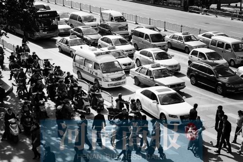 紫荊山路與商城路交叉口，見無車讓行，一輛救護車只好選擇右轉(zhuǎn)車道直行 記者 邱曉峰/攝