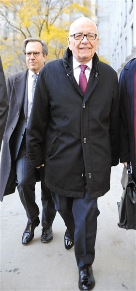 　20日，默多克走出法庭。