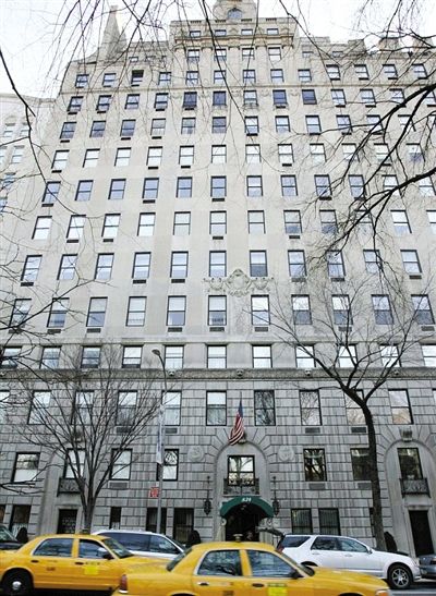 　　2005年，兩人以4400萬(wàn)美元購(gòu)入紐約市一套豪宅，裝修花了5000萬(wàn)。