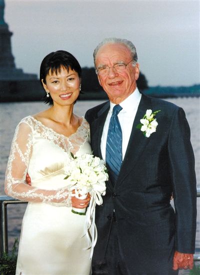 1999年6月，68歲的默多克與30歲的鄧文迪結(jié)婚。
