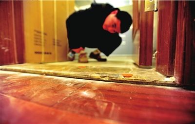 新房地板瓷磚有裂痕。 本報(bào)記者 陶冉 攝