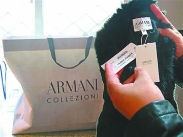 紀(jì)萬昌展示其中一件阿瑪尼女皮衣。