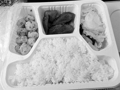 動車僅售14元法國礦泉水 記者亮身份后2元水現身 動車僅售14元法國礦泉水 記者亮身份后2元水現身