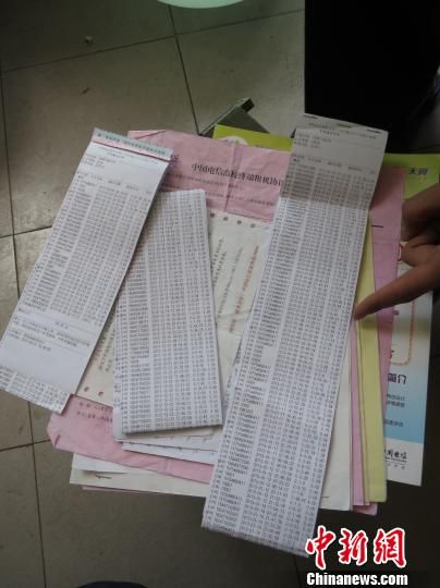 圖為王澤母睿收集的話(huà)費(fèi)詳單等證據(jù)。 白琥 攝