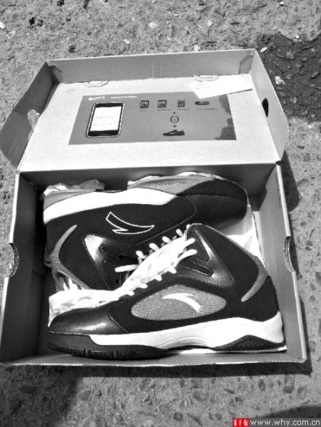 劉先生下單訂購的運(yùn)動鞋包裝為“耐克”，里面卻是“安踏”。 受訪者供圖