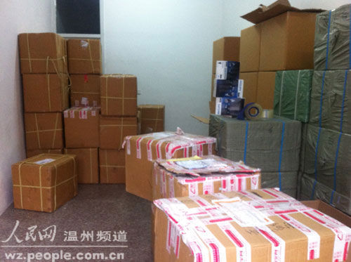 圖為羅某造假倉庫里已打包準(zhǔn)備發(fā)貨的假剃須刀成品