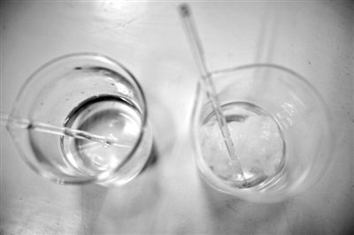 溶解檢測法中，左邊溶入真蠶絲的液體變得渾濁，完全溶解。