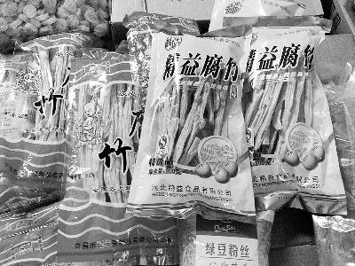 內(nèi)黃腐竹含吊白塊被曝光后，市場上內(nèi)黃產(chǎn)腐竹難覓蹤跡。攤主所售產(chǎn)品大多出自河南許昌和河北保定