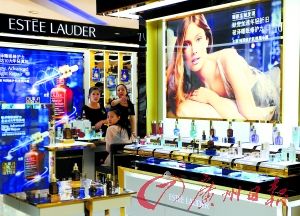 今年以來，雅詩蘭黛等大牌化妝品相繼被檢出不合格產(chǎn)品。（圖片來源：廣州日報 王燕攝）