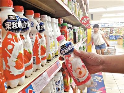 昨日，勁松京客隆超市貨架上，可口可樂果粒奶優(yōu)仍在售?？煽诳蓸饭咀蛉瞻l(fā)表聲明稱，已使用25公斤可能受到肉毒桿菌污染的乳粉，用于生產(chǎn)個別批次的美汁源果粒奶優(yōu)。新京報記者 韓萌 攝