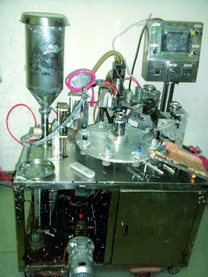 行動中查獲的假冒“高露潔”牙膏和制假機(jī)械。信息時報記者鄭啟文 攝