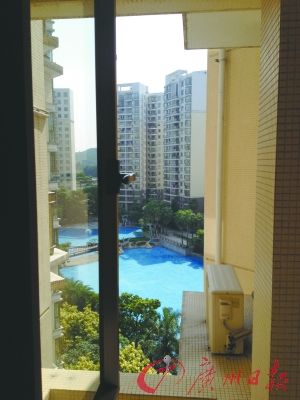 番禺某養(yǎng)老公寓外可見室外泳池。羅樺琳/圖