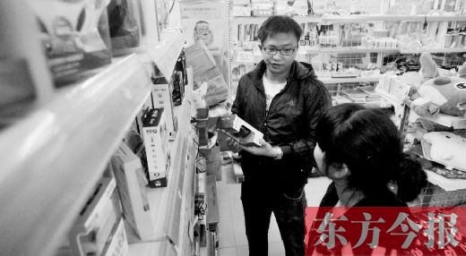 大學生創(chuàng)業(yè)孵化園內(nèi)，大學生S團實體店的工作人員在向兩個同學推介商品