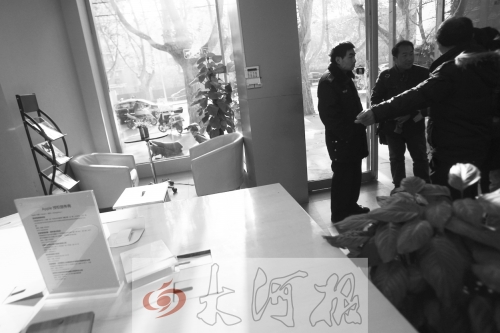 人民路上的這家商店,夜間疑被一男子隔著門縫用長竿偷走一臺蘋果ipad air。