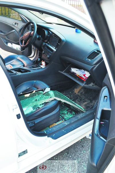 車玻璃被砸碎，車內(nèi)被翻動(dòng)。