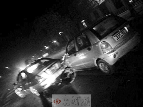 撞上出租車QQ才停下，兩車間還夾著一輛自行車。