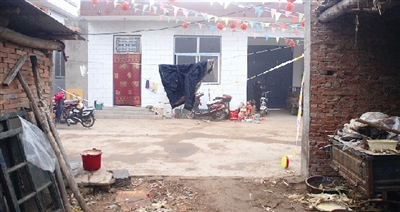 辦喜事扯的彩條還沒有褪色，這個農(nóng)家小院就發(fā)生了慘案。