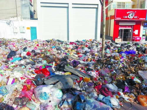 人行道上，垃圾“綿延”30來米。