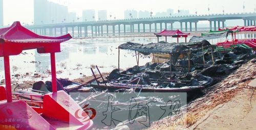 被燒毀的觀光船，殘破不堪。