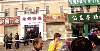 發(fā)生命案的投資公司門前已拉起了警戒線 發(fā)生命案的投資公司門前已拉起了警戒線